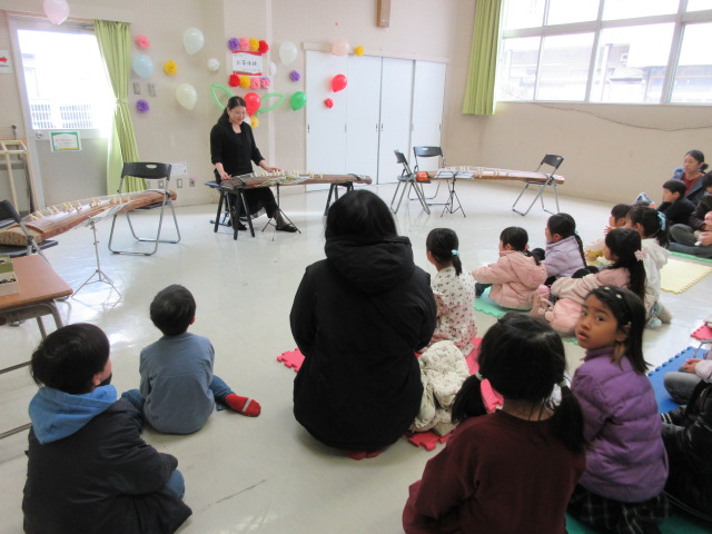 お箏の音色を聴いている子どもたちの様子の写真