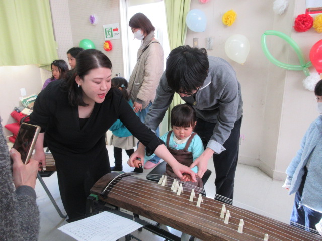 実際にお箏に触れる体験をしている子どもたちの様子の写真