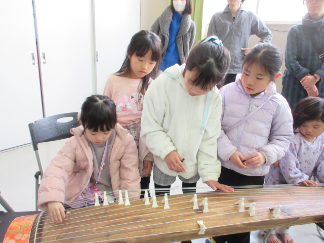 順番にお箏を弾いている子どもたちの様子の写真