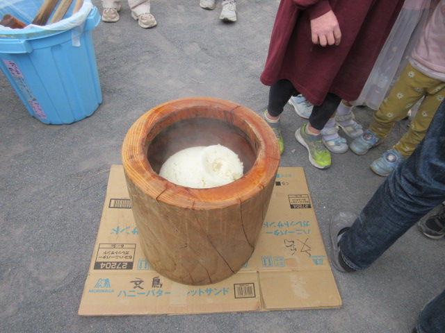 蒸したもち米が臼に入れられた様子の写真