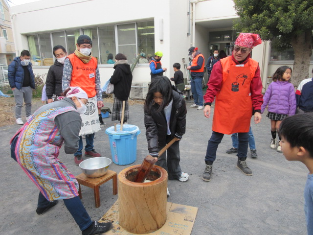 お餅つきを体験する子どもたちの様子の写真