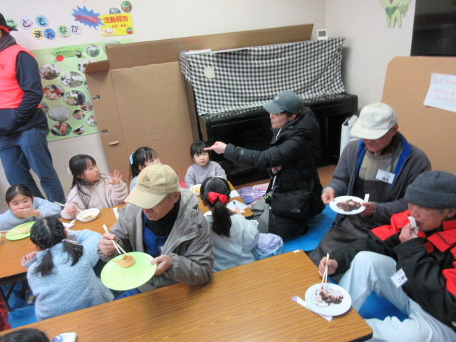 あんこときなこのお餅を食べている参加者の様子の写真