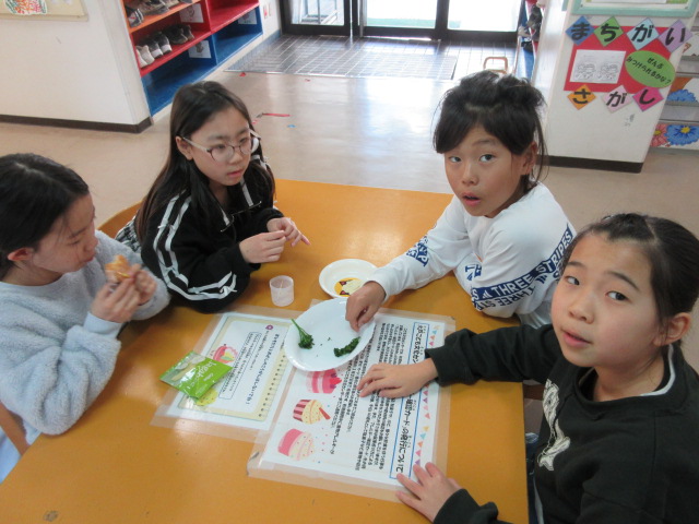 飲食コーナーで茎ブロッコリーを試食している子どもたちの様子の写真