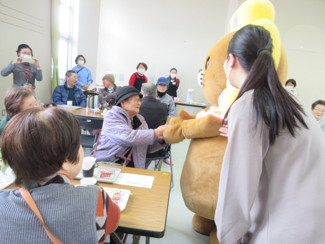 「パルるん」と握手をしている地域の方の様子の写真