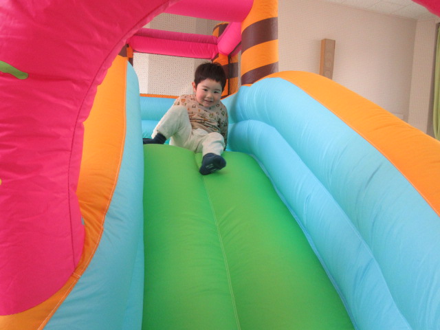 バルーンのお城に上った幼児さんの様子の写真