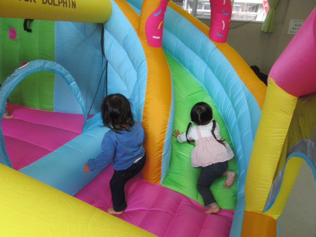 バルーン遊具を楽しむ幼児さんたちの様子の写真