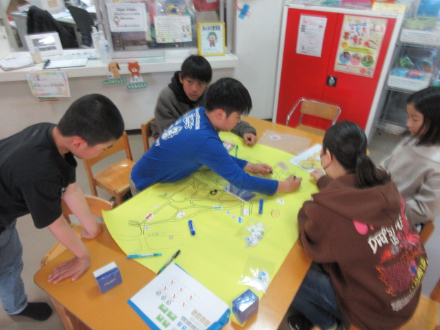 地域周辺について話し、安全マップを作成する様子