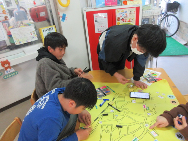 危険なところを記入し、マップに書きこむ様子