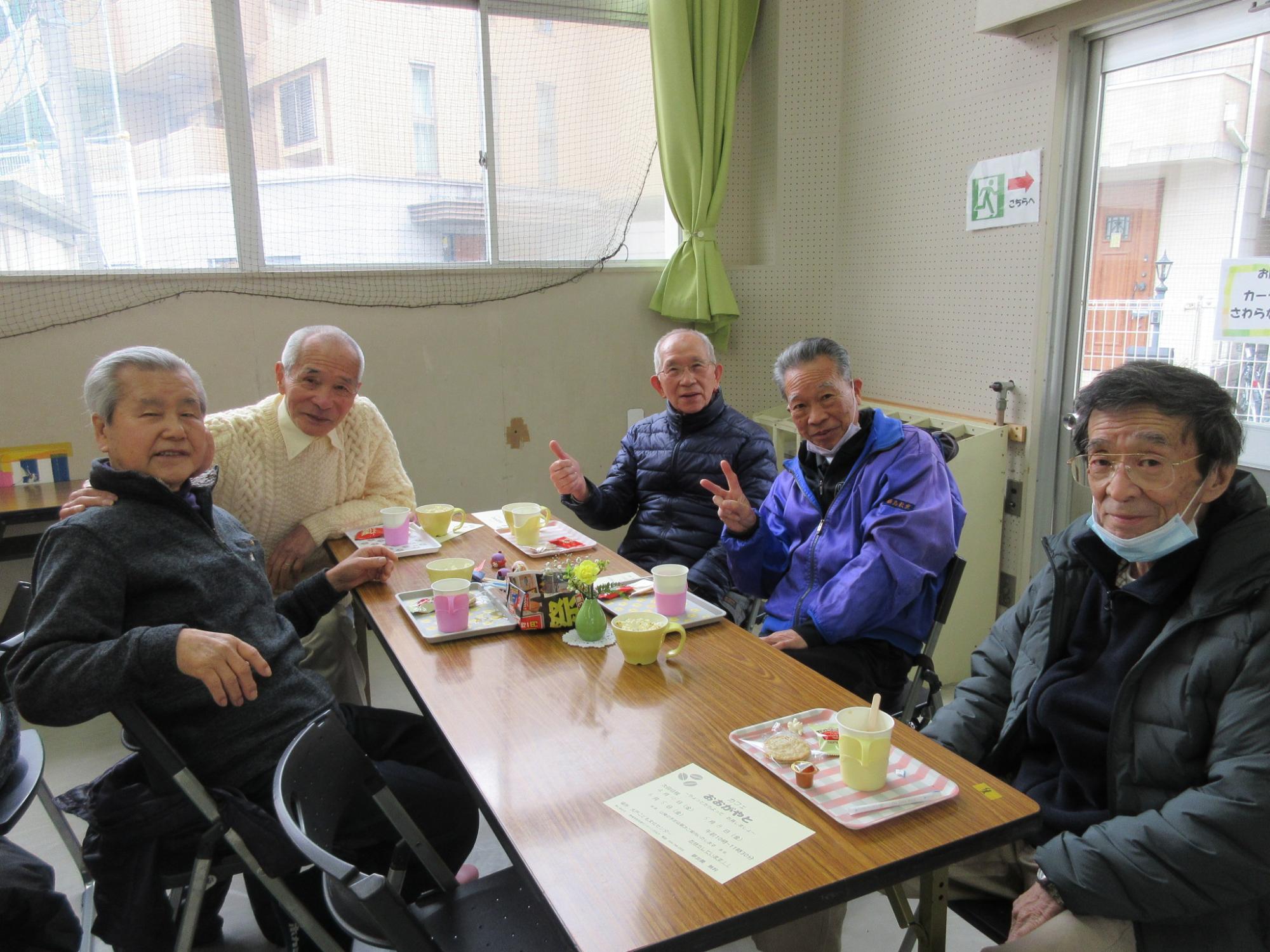 いつも「カフェおおがやと」に遊びに来てくださる地域の方々の様子の写真