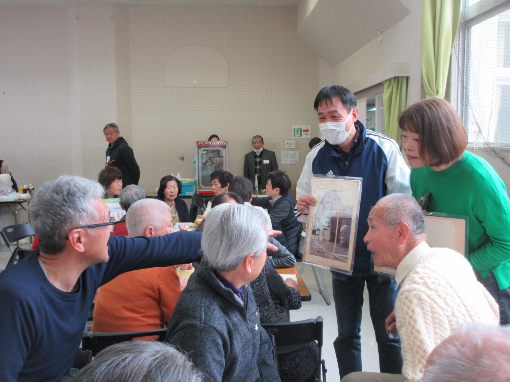 昔の大戸こ文の写真に盛り上がっている様子の写真