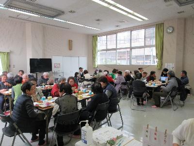 「カフェおおがやと」に参加してお茶やおしゃべりを楽しんでいる地域の方々の様子の写真