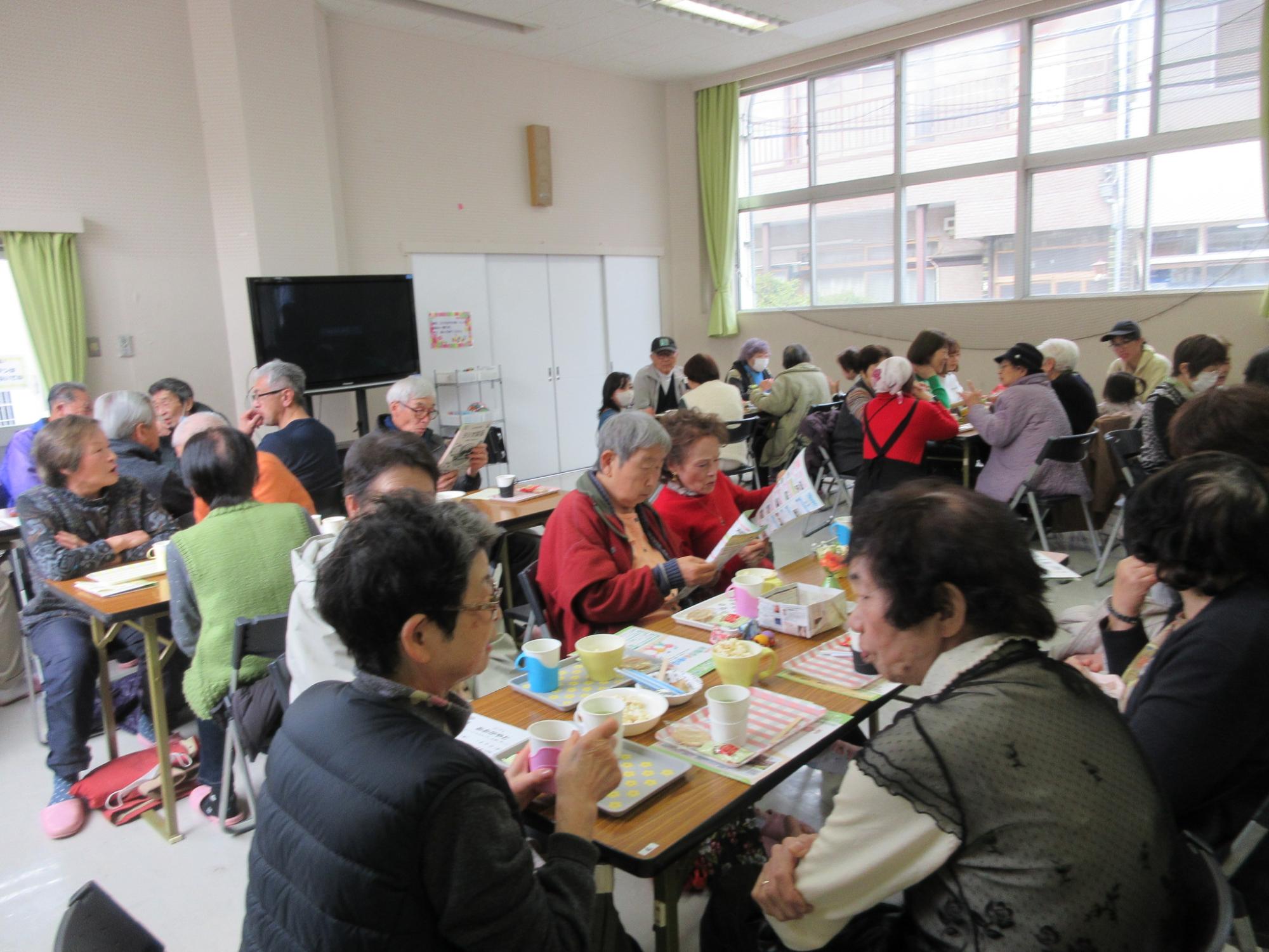 「カフェおおがやと」に参加する地域の方々の様子の写真