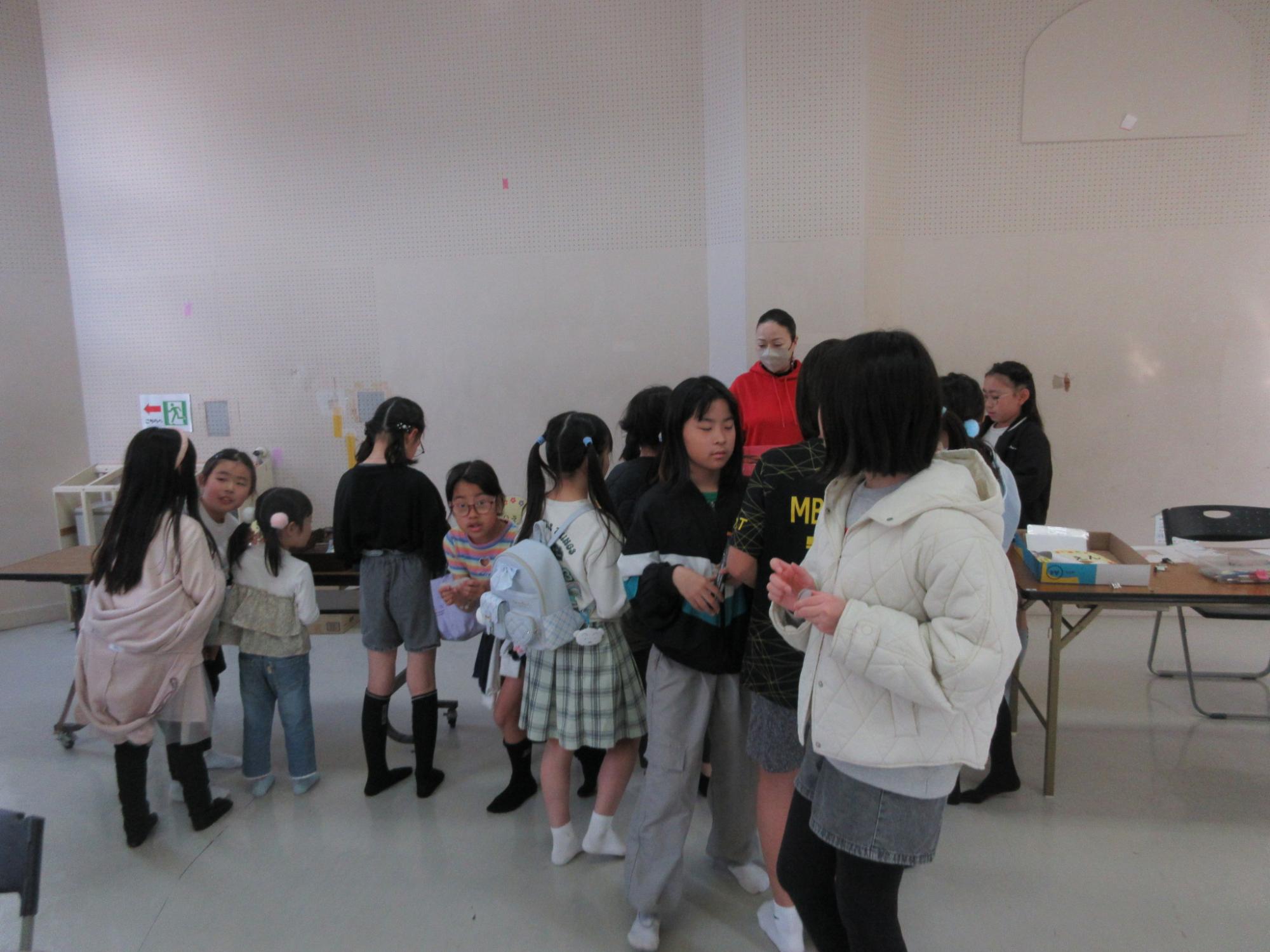 駄菓子を買うために並んでいる子どもたちの様子の写真