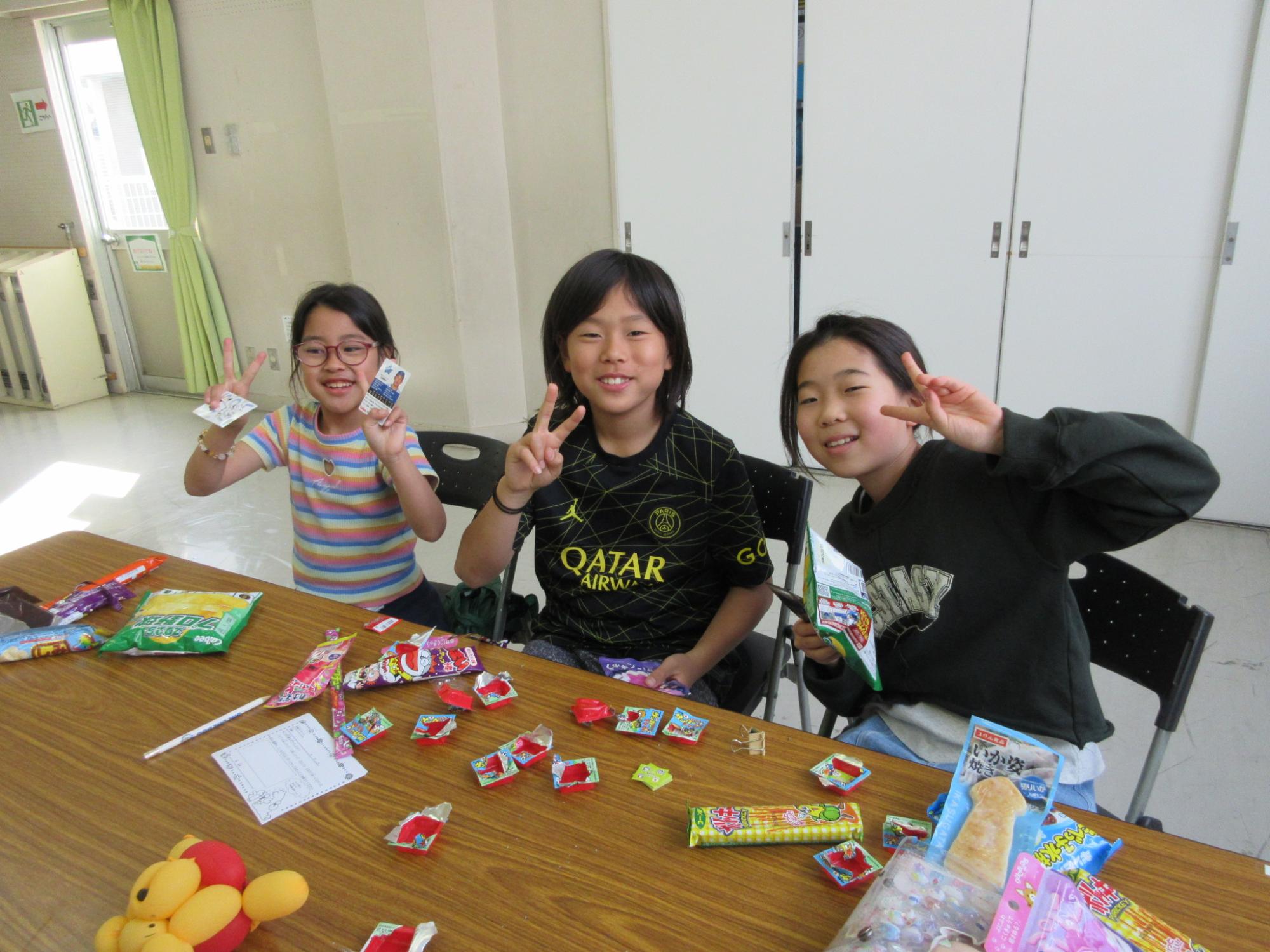 駄菓子を楽しそうに食べる子どもたちの様子の写真