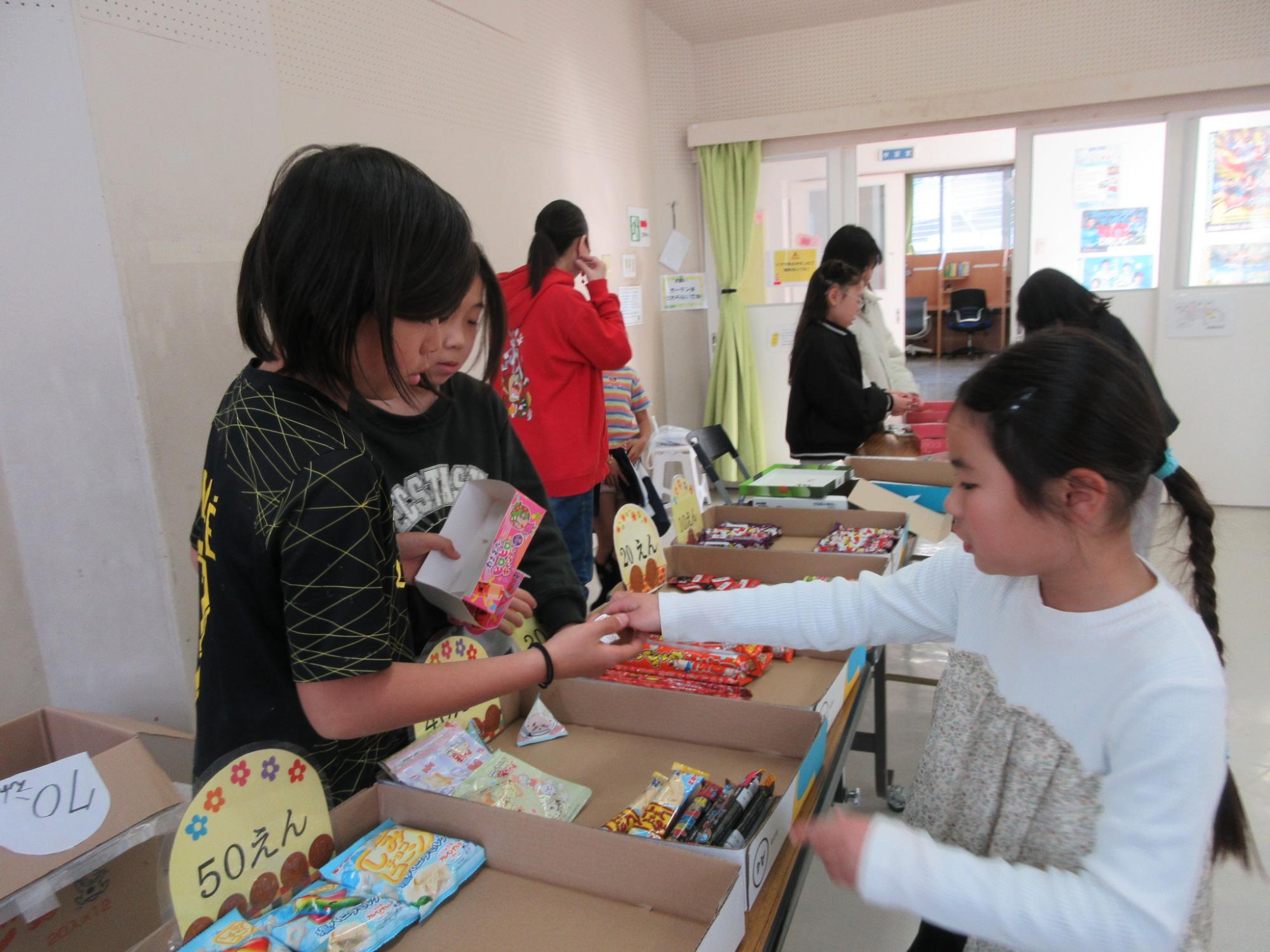 きちんと商品のやりとりをしている子どもたちの様子の写真