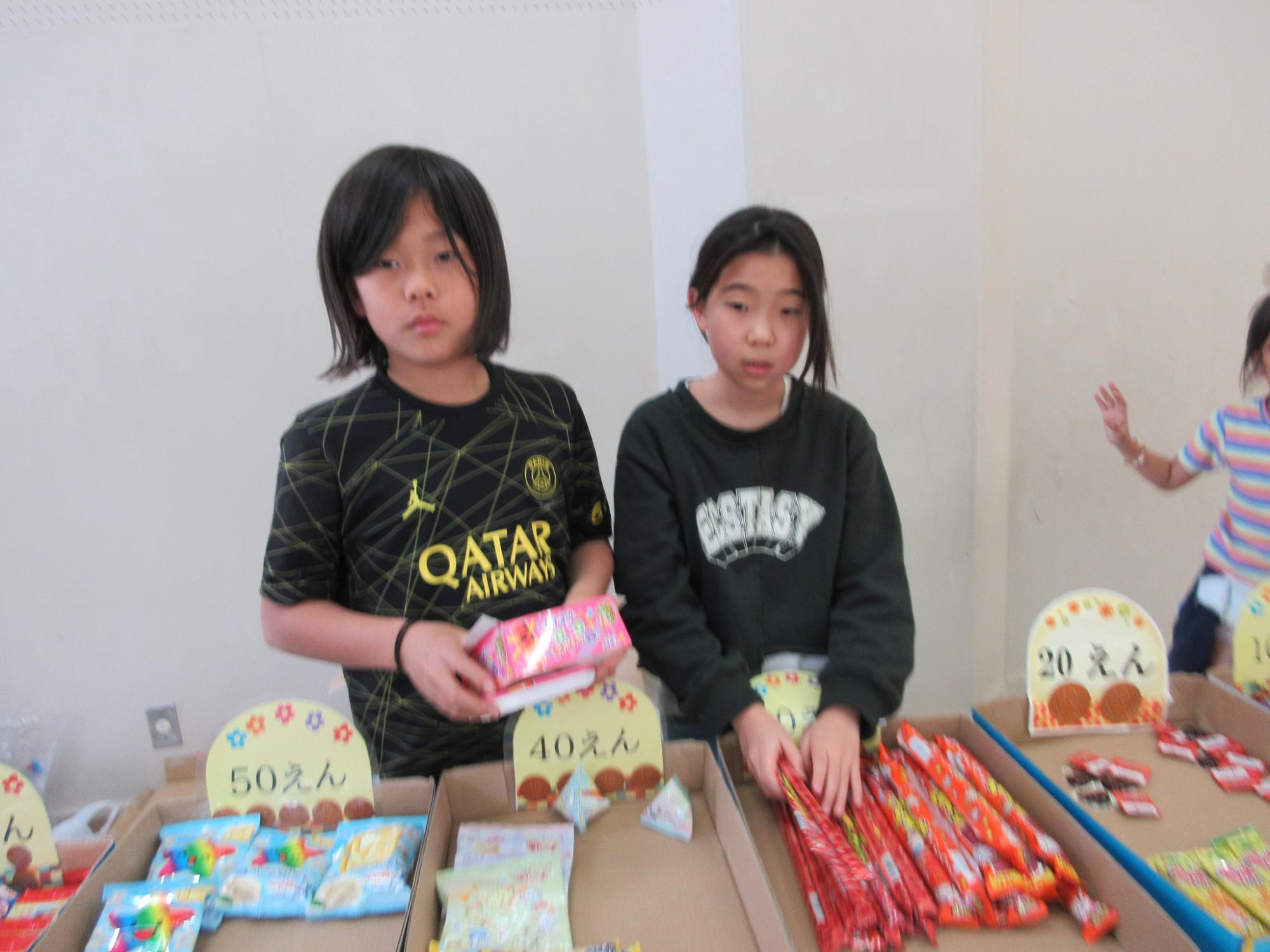 駄菓子屋さん「文鳥商店」のお手伝いをする子どもたちの様子の写真