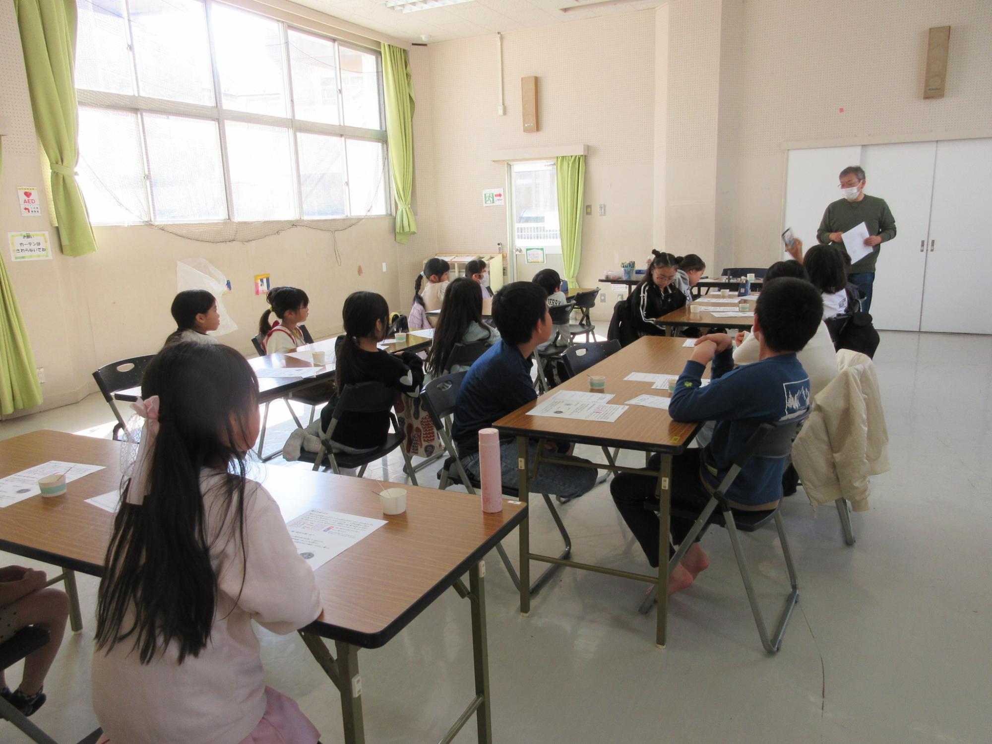 「サイエンスちゃれんじ」で磁石について学んでいる子どもたちの様子の写真