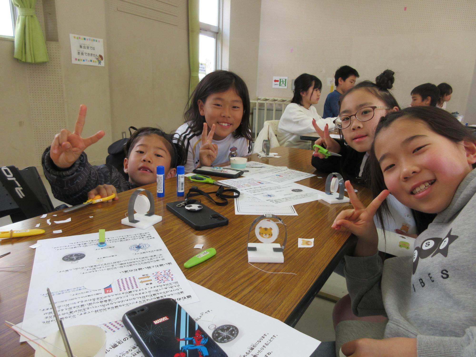 磁石を使って宙に浮くおもちゃを完成させた子どもたちの様子の写真