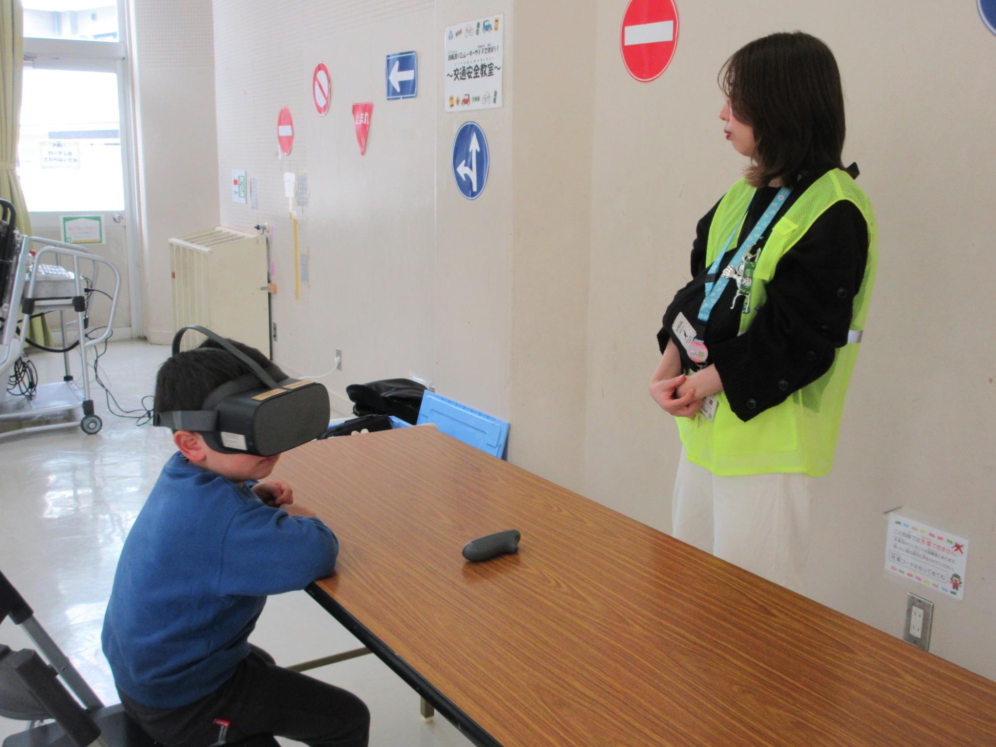 VRで交通安全について様々なシチュエーションを学ぶ子どもの様子の写真