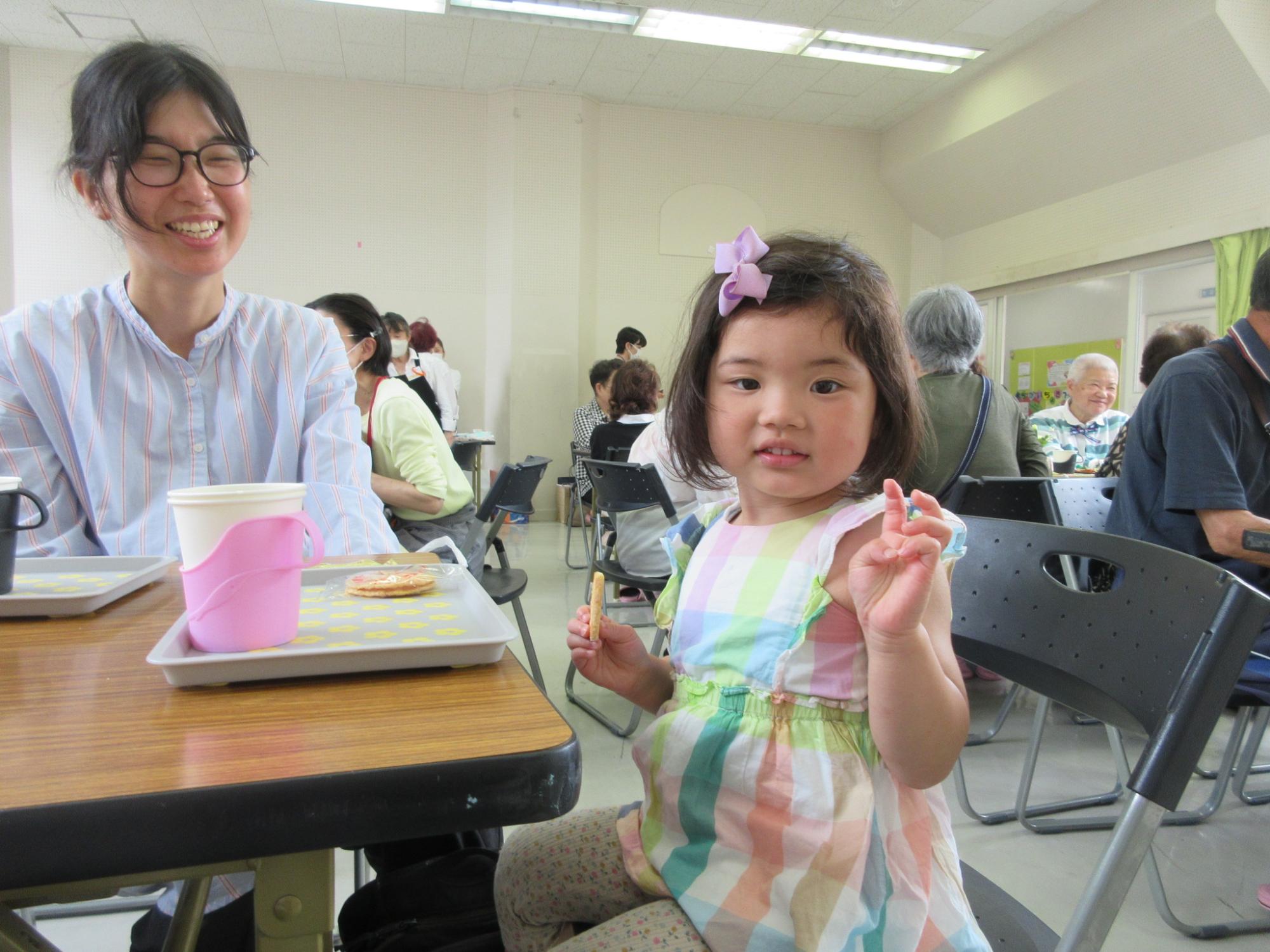 カフェおおがやとに参加してお菓子をお行儀よく食べている幼児さんの様子の写真