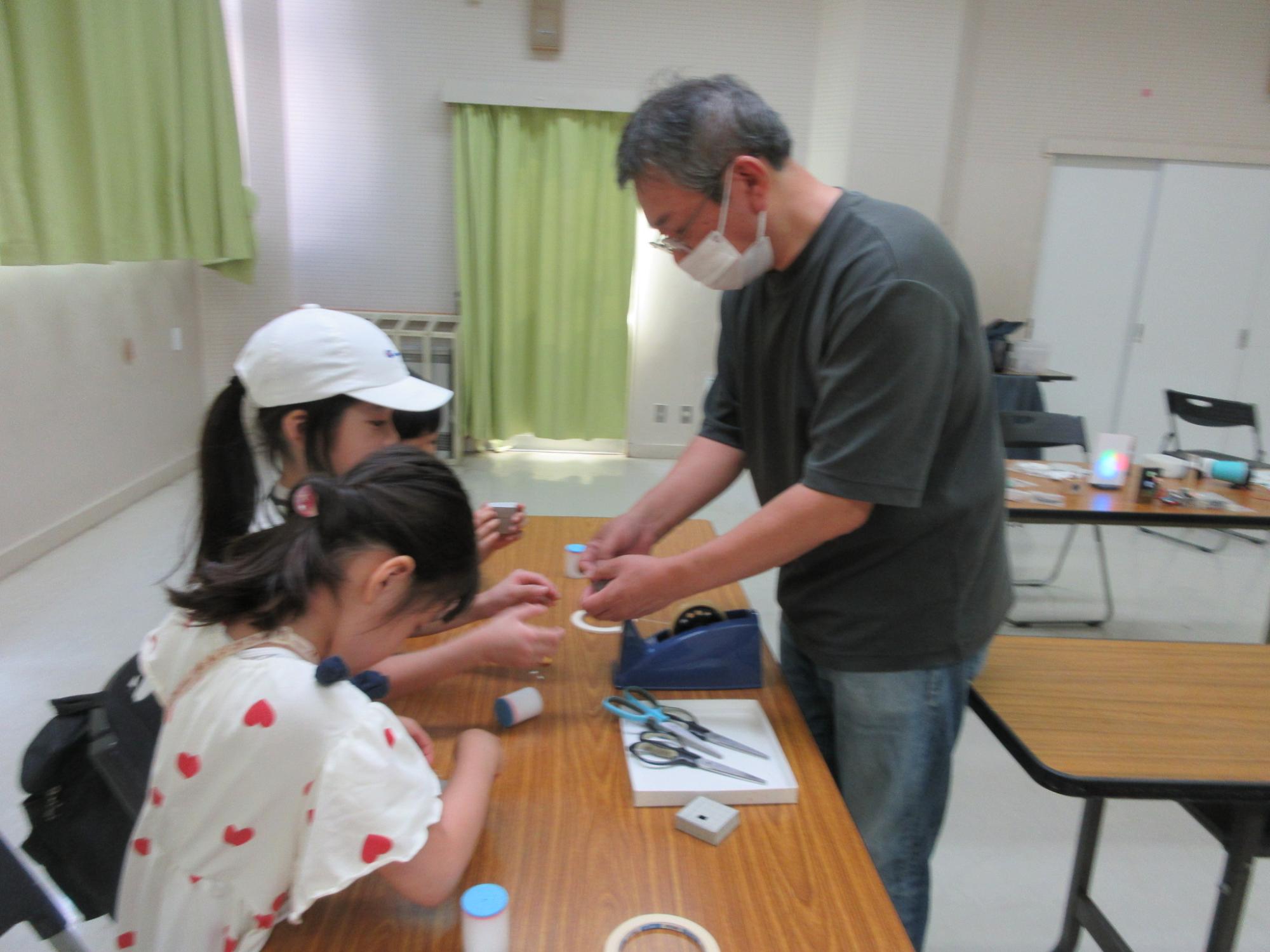 万華鏡の中に綺麗な光が入るよう、丁寧に穴をあけている様子