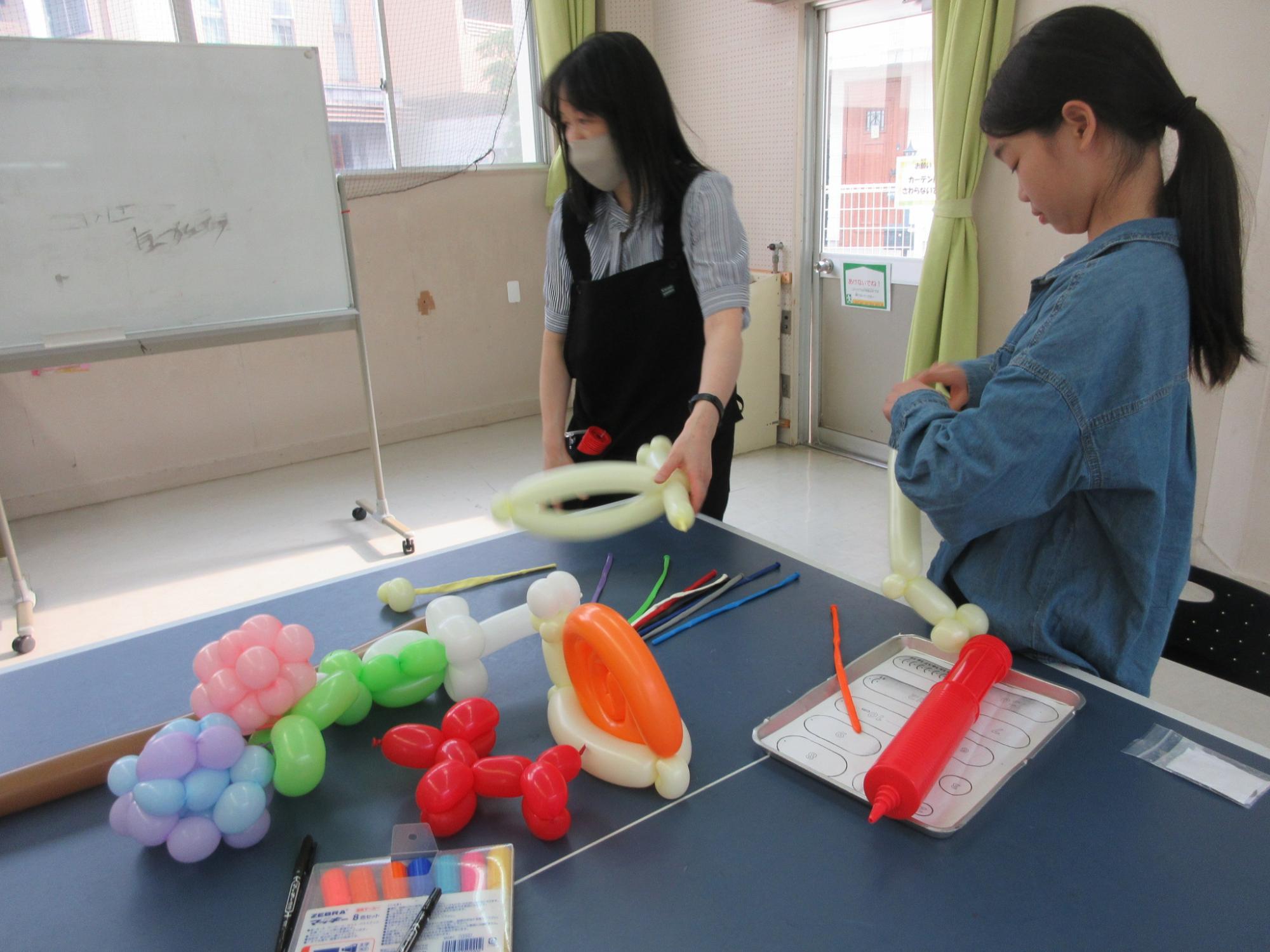 得意な子どもがアジサイやカタツムリなど高度な作品を作っているようすの写真