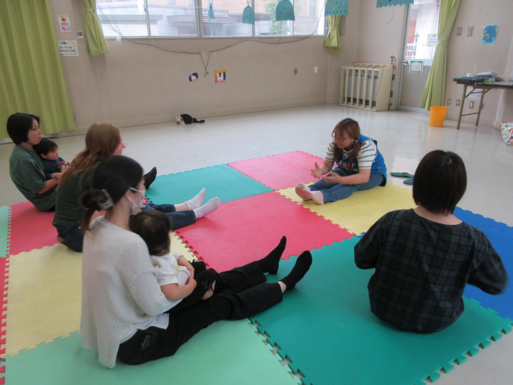 幼児親子一緒に体操する様子