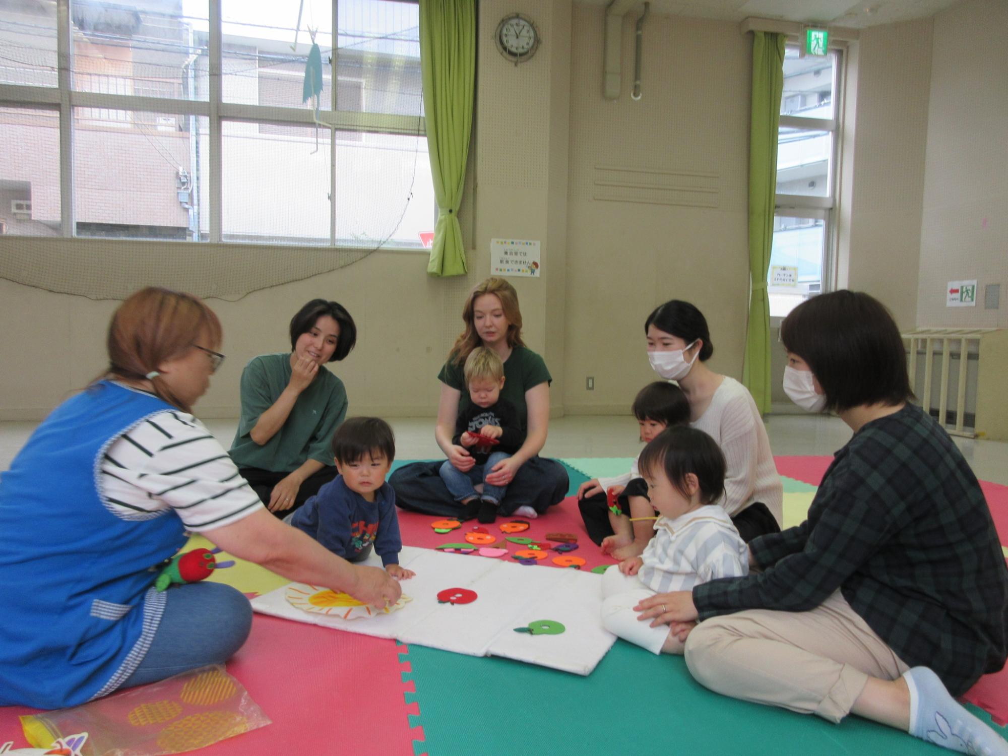 参加型パネルシアターに幼児親子が参加している様子