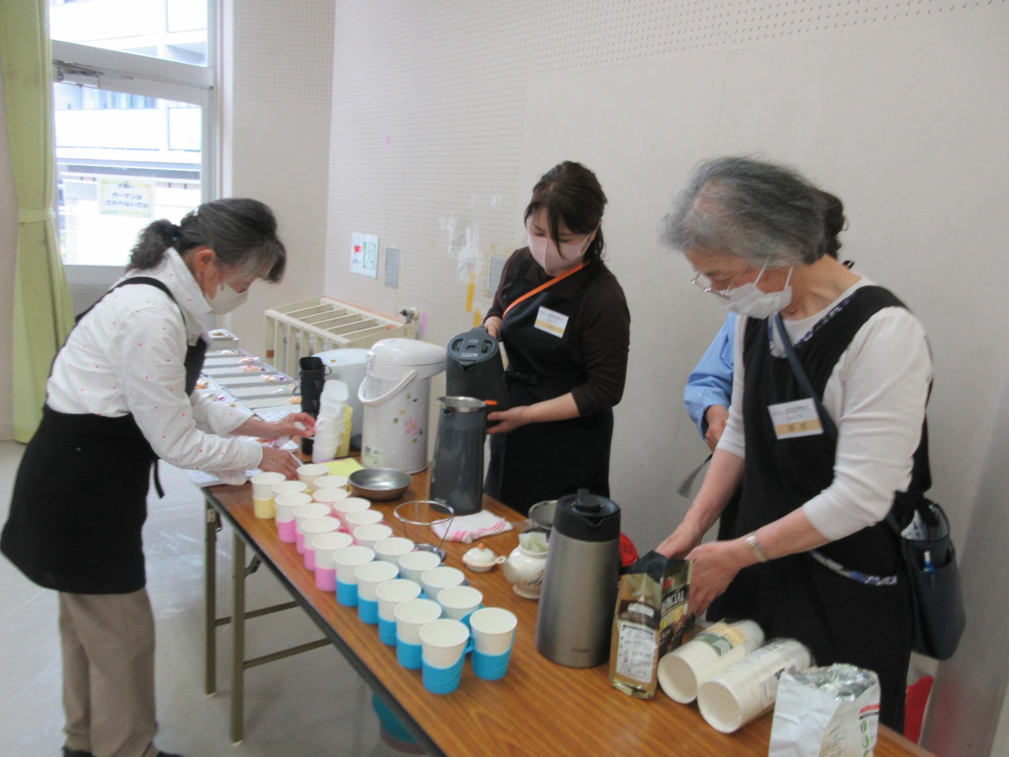 お茶菓子や飲み物を淹れてくださっている町内会の方々の様子の写真