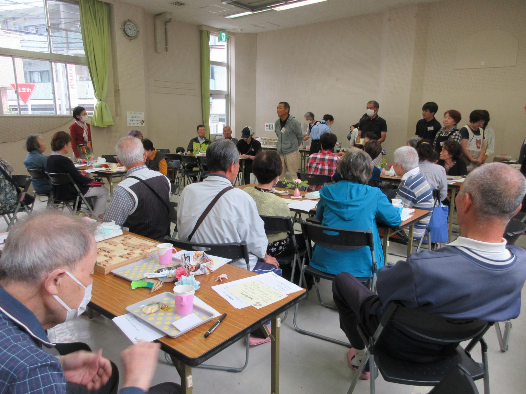 町内会の方々がご挨拶を参加者にしている様子の写真