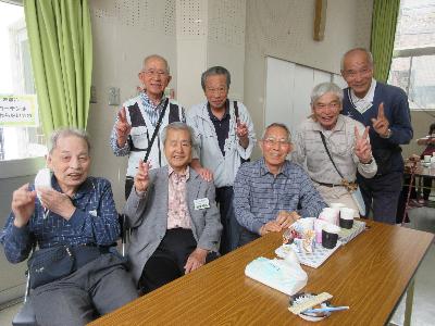 常連の方々が集まって記念写真を撮った様子の写真