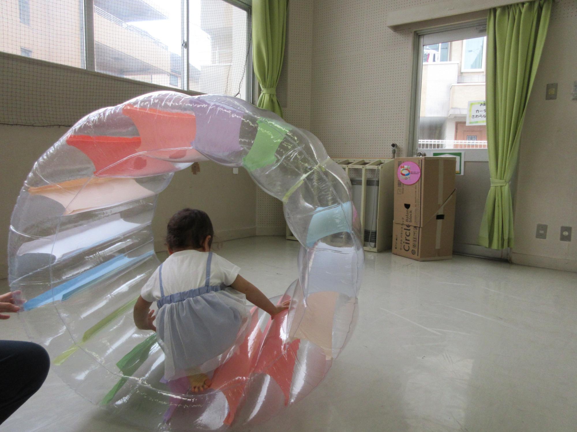 「ぐるホイ」に乗って遊ぶ幼児さんの様子の写真