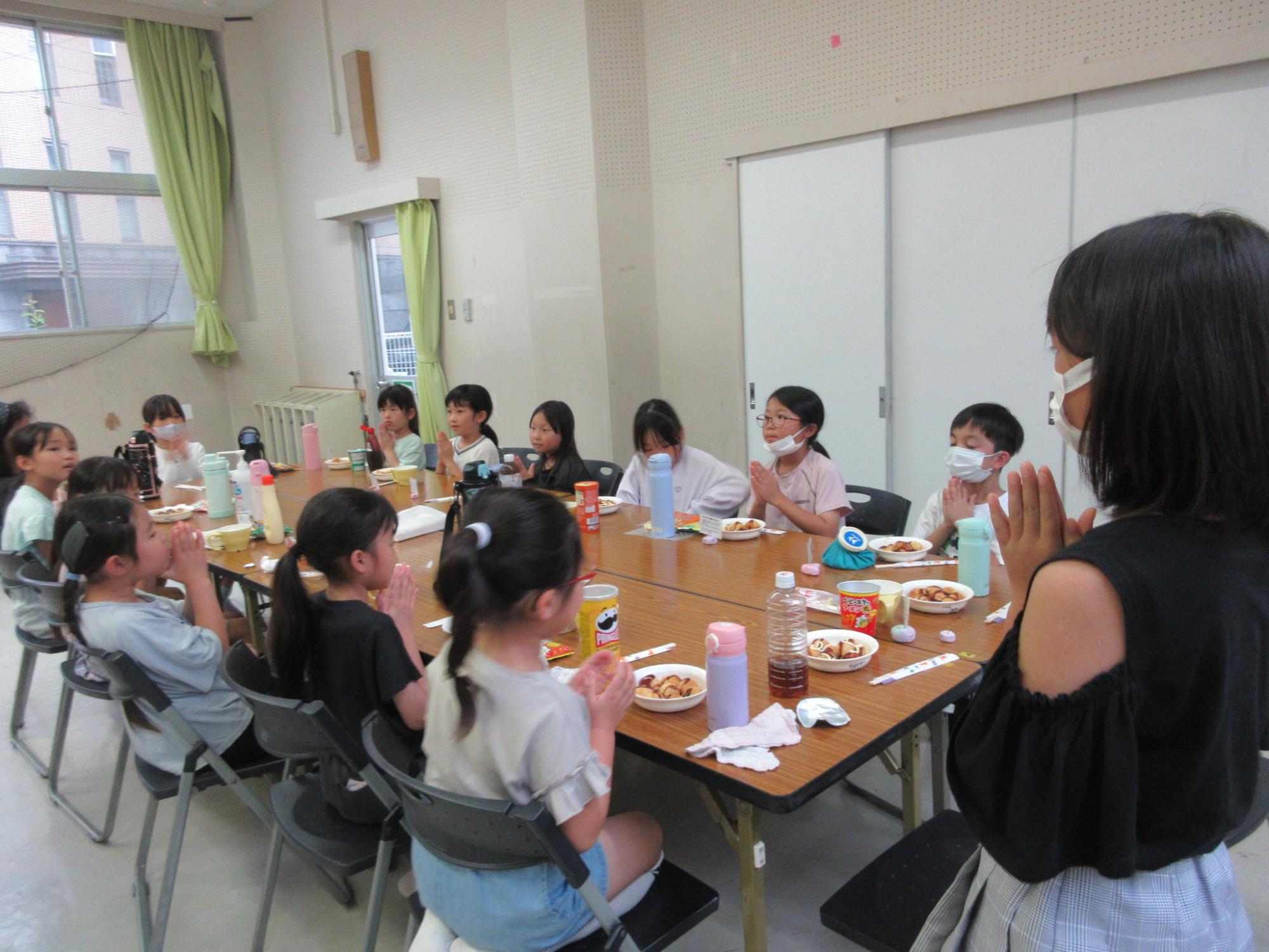 高学年の代表が「いただきます」の号令をかけているようすの写真