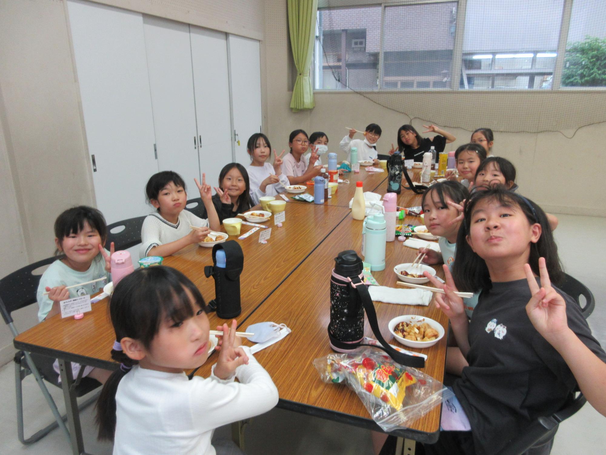 持参したスナック菓子をいれたアレンジたこ焼きを堪能した子どもたちの様子の写真