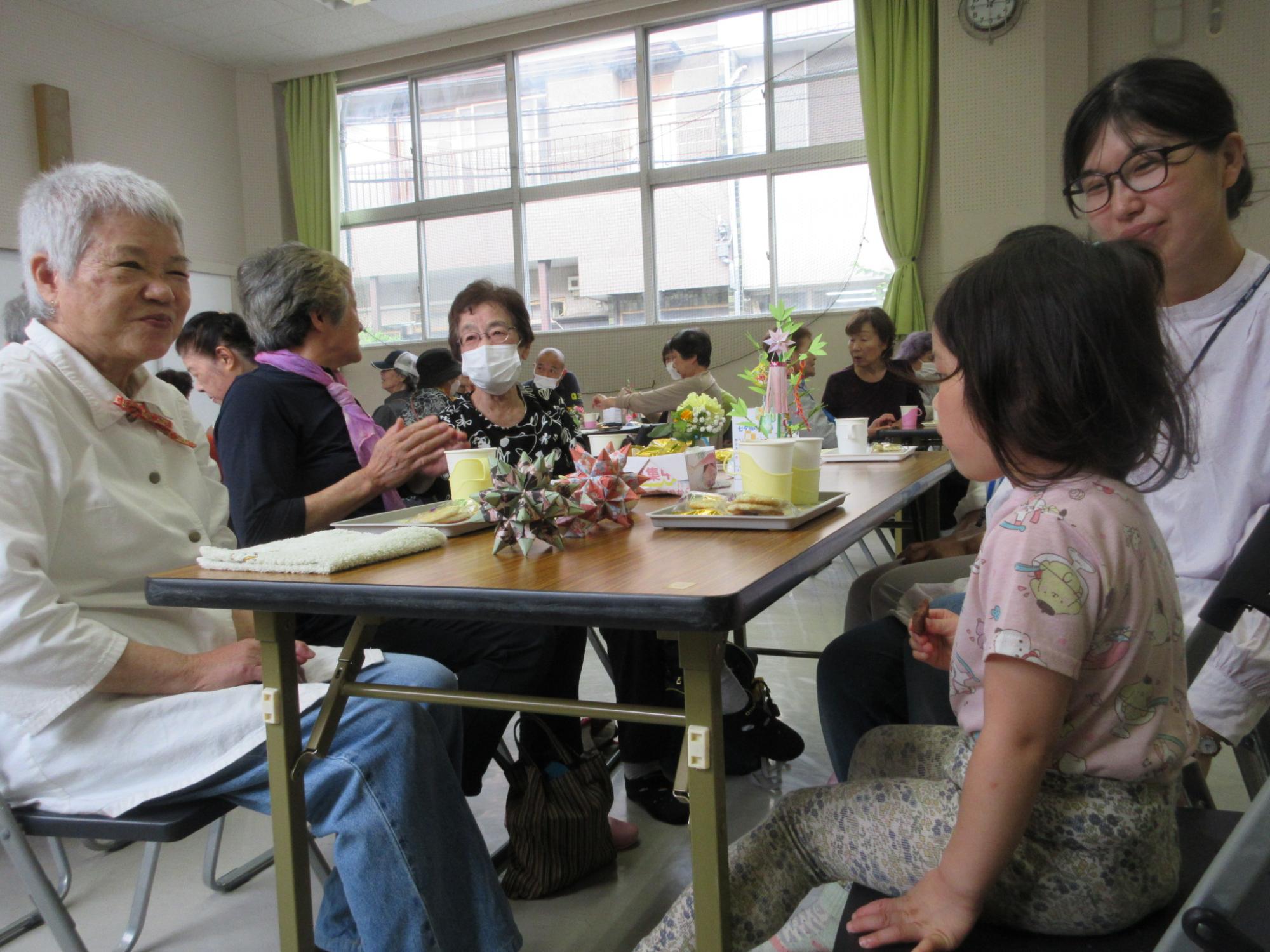 幼児親子とお茶を楽しむ地域の方々の様子の写真