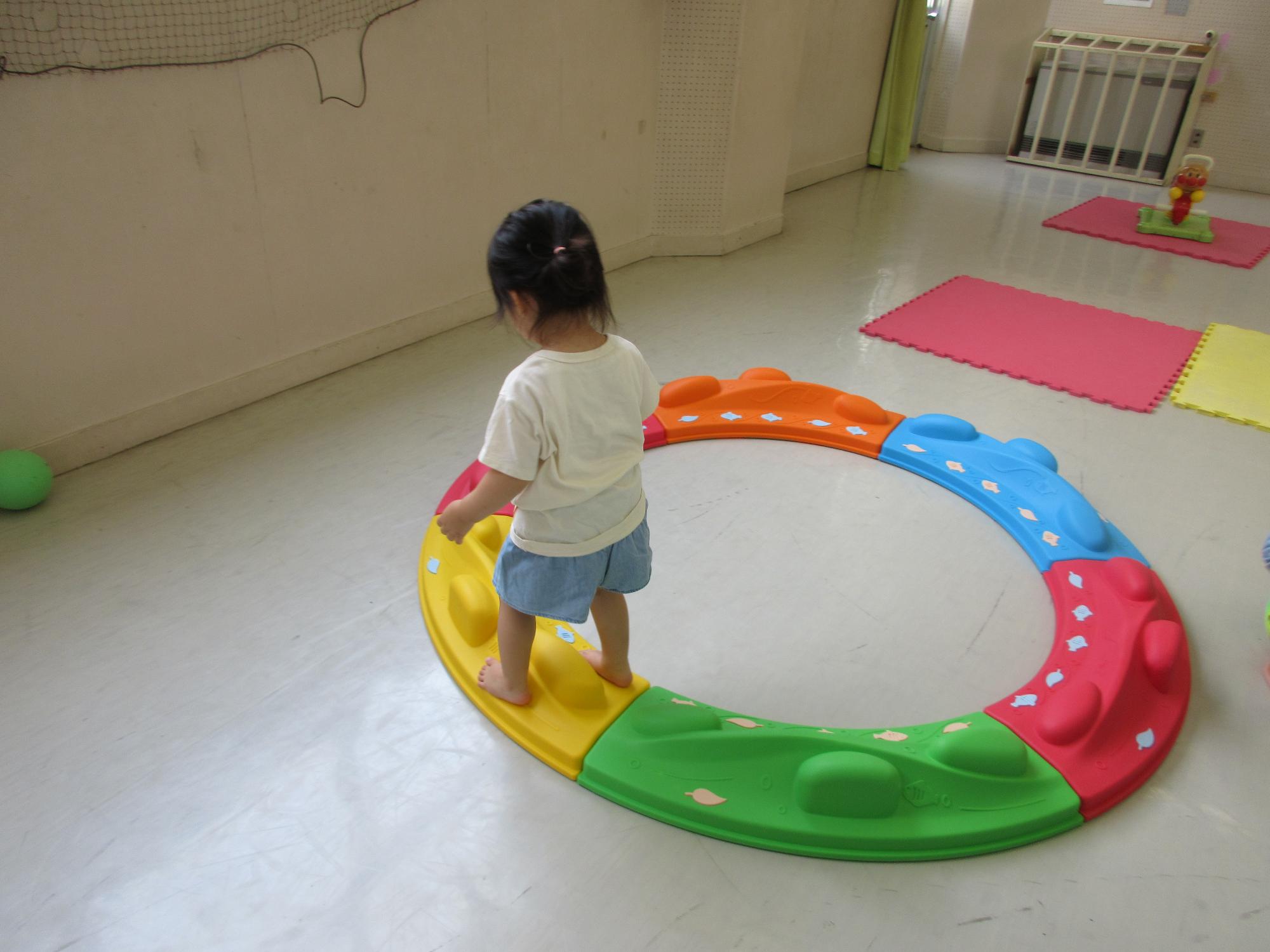 バルーンサークルを楽しむ幼児の様子の写真