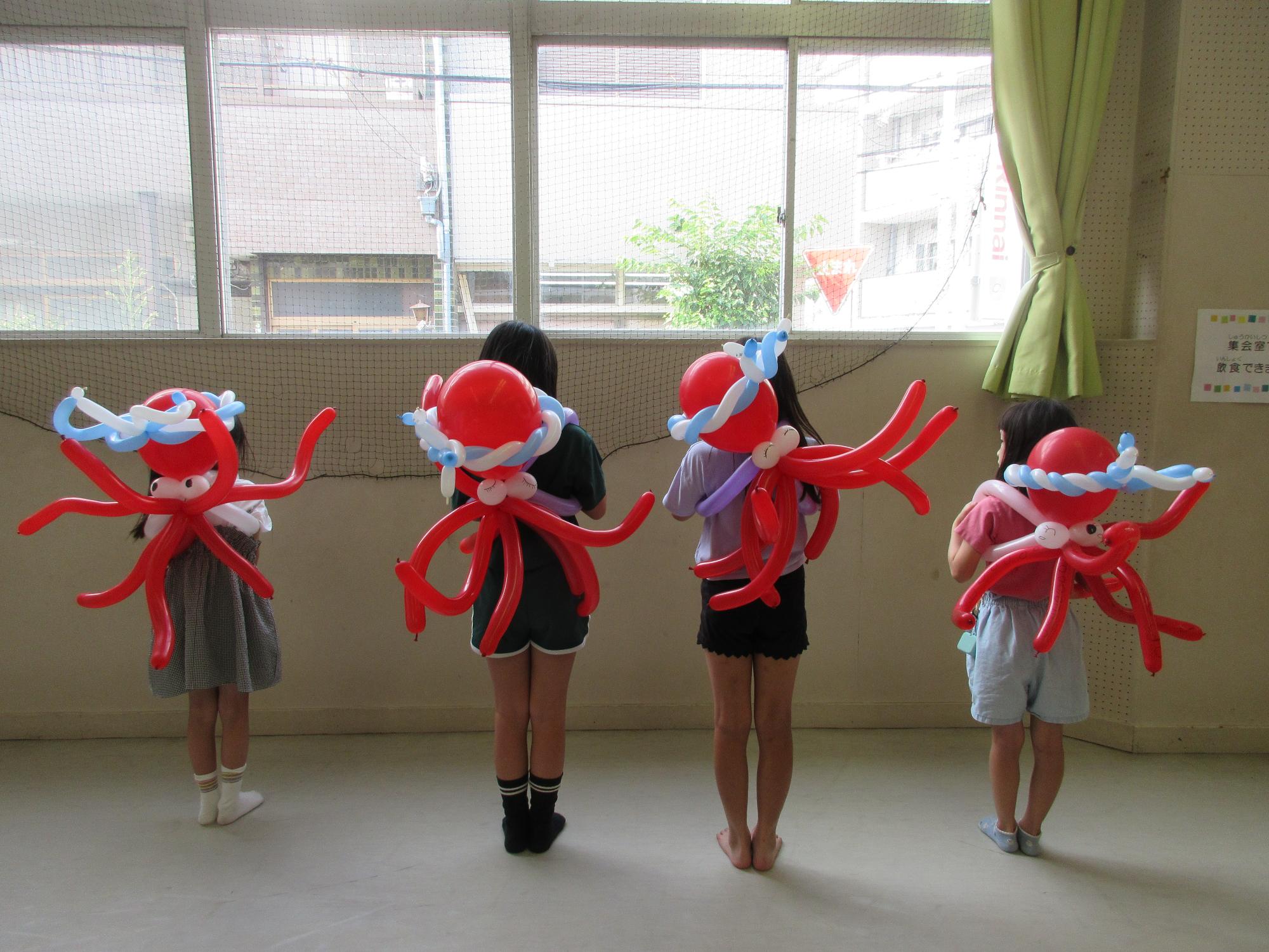 タコのリュックを背負って写真撮影