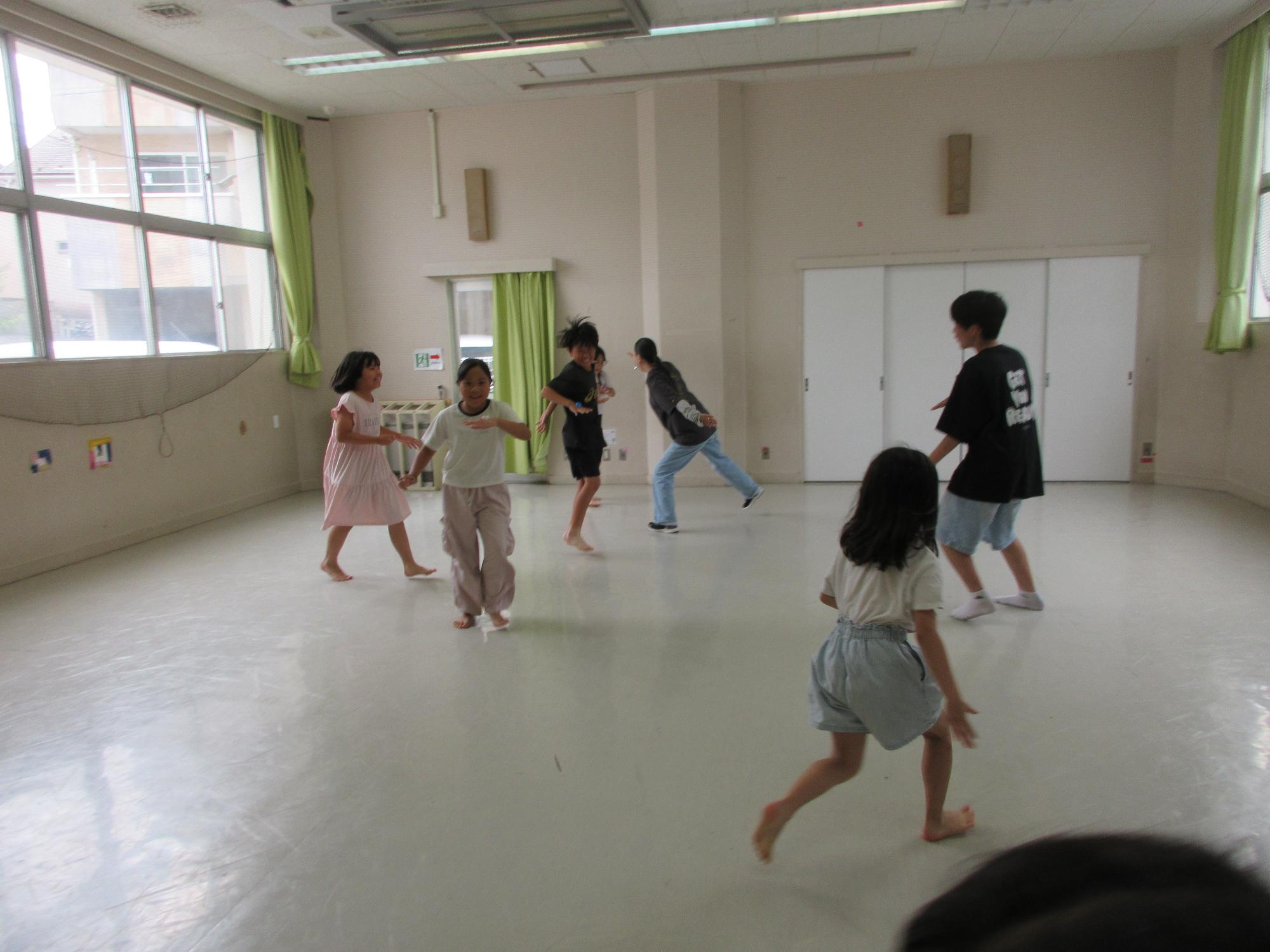 中学生も参加し喜びながら遊ぶ子どもたちの様子の写真