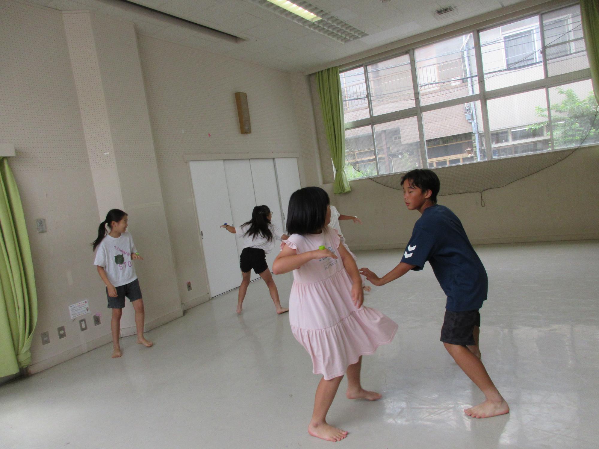 中学生と小学生の攻防戦の様子の写真