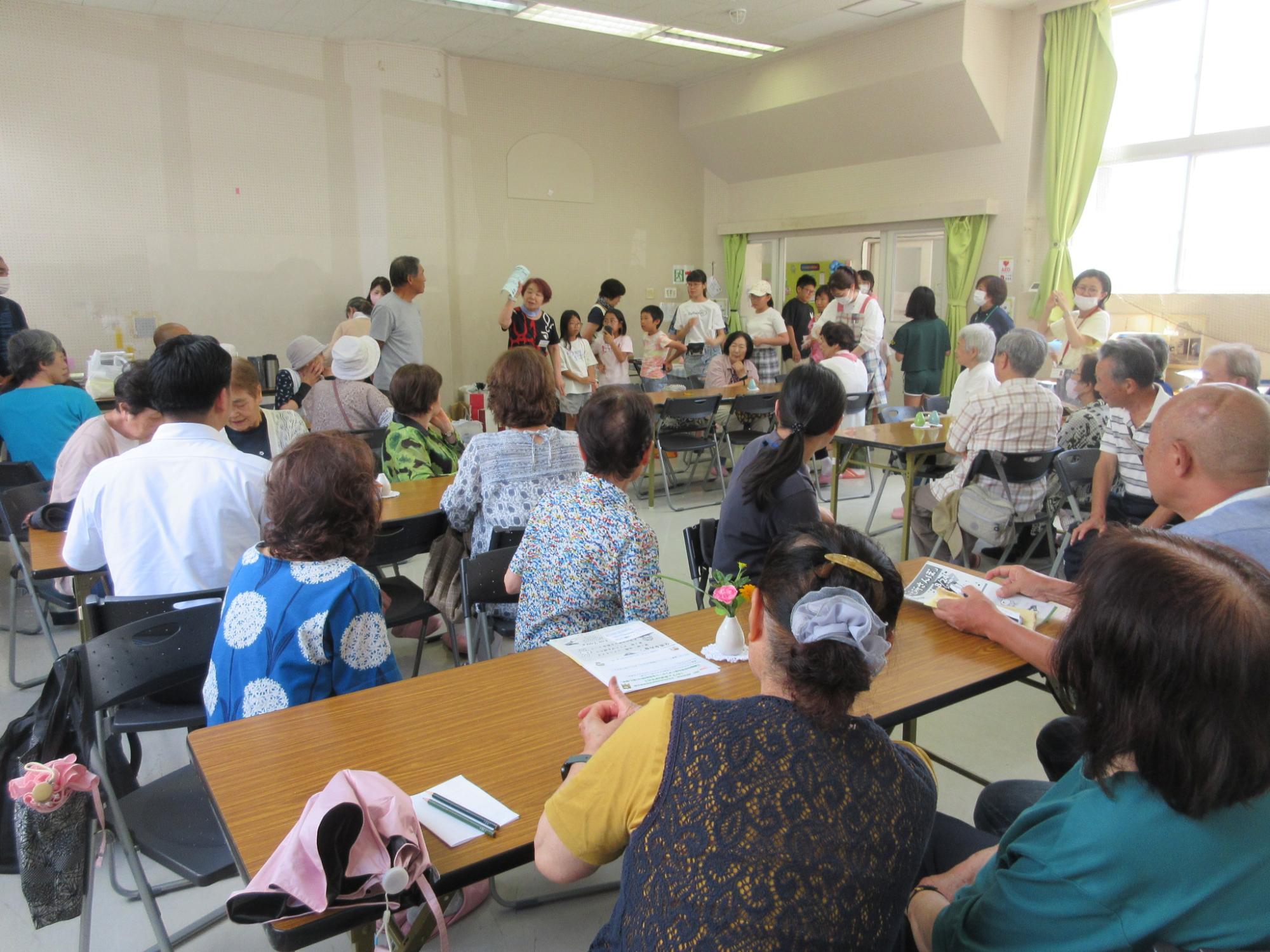 8月のカフェ大谷戸で町内会の方がお話をしている様子の写真