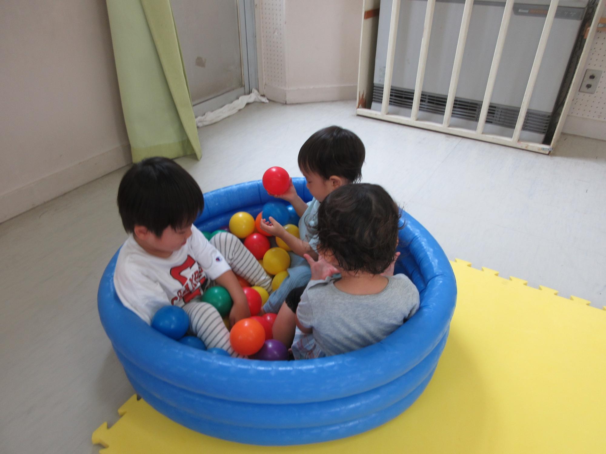 ボールプールに入っている様子