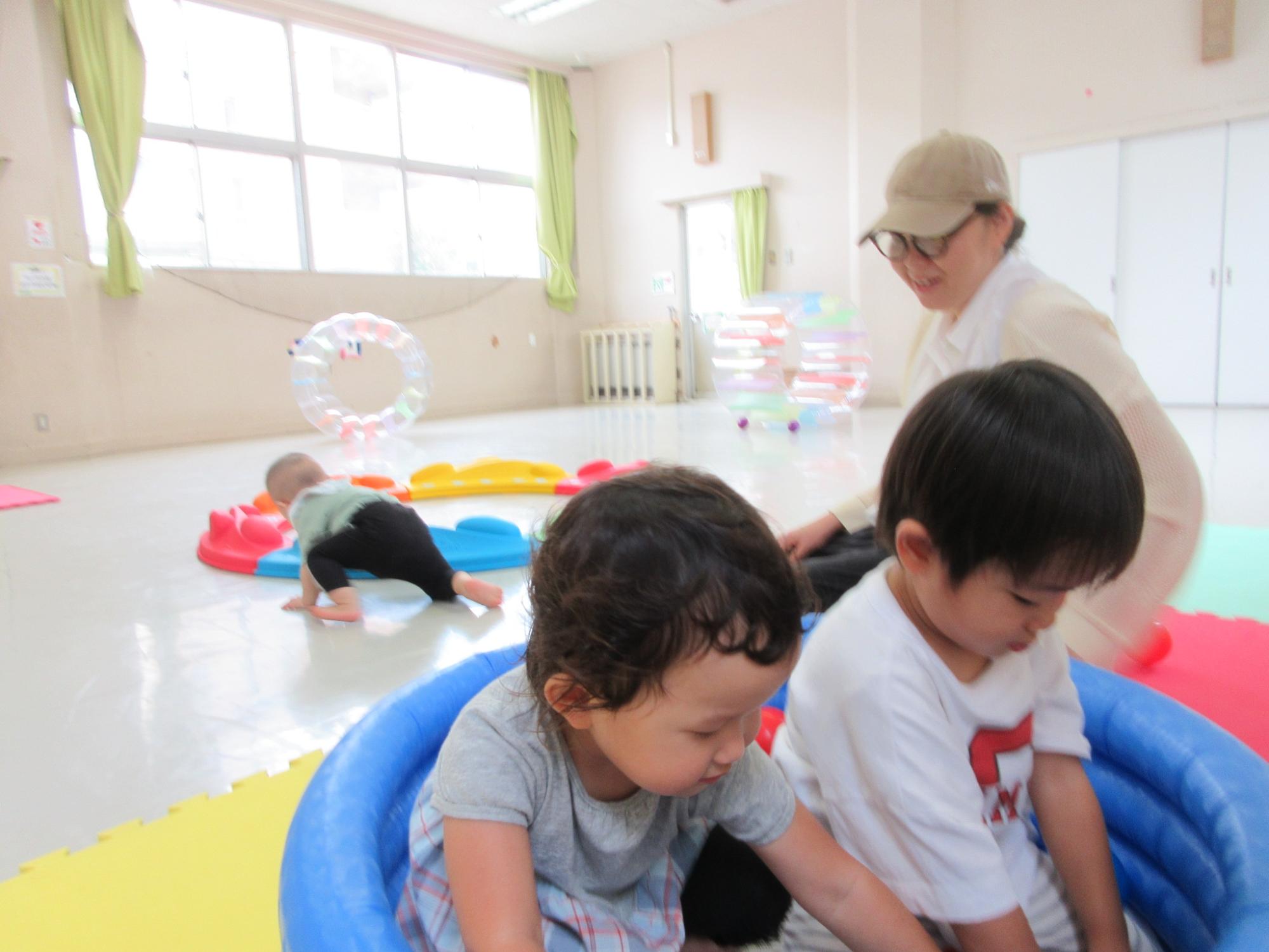 ボールプールで遊んでいる様子