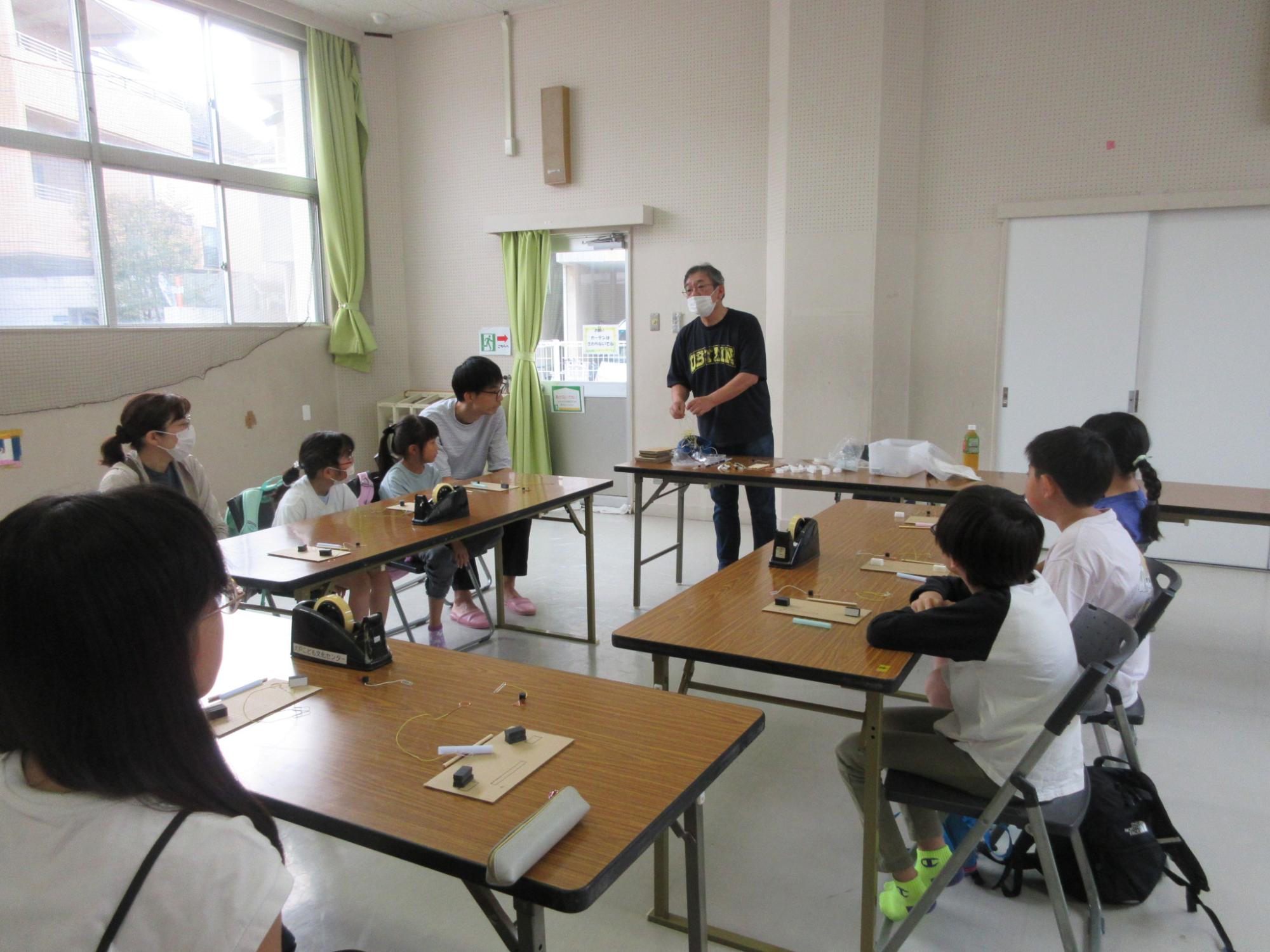 講師の説明を聞く様子