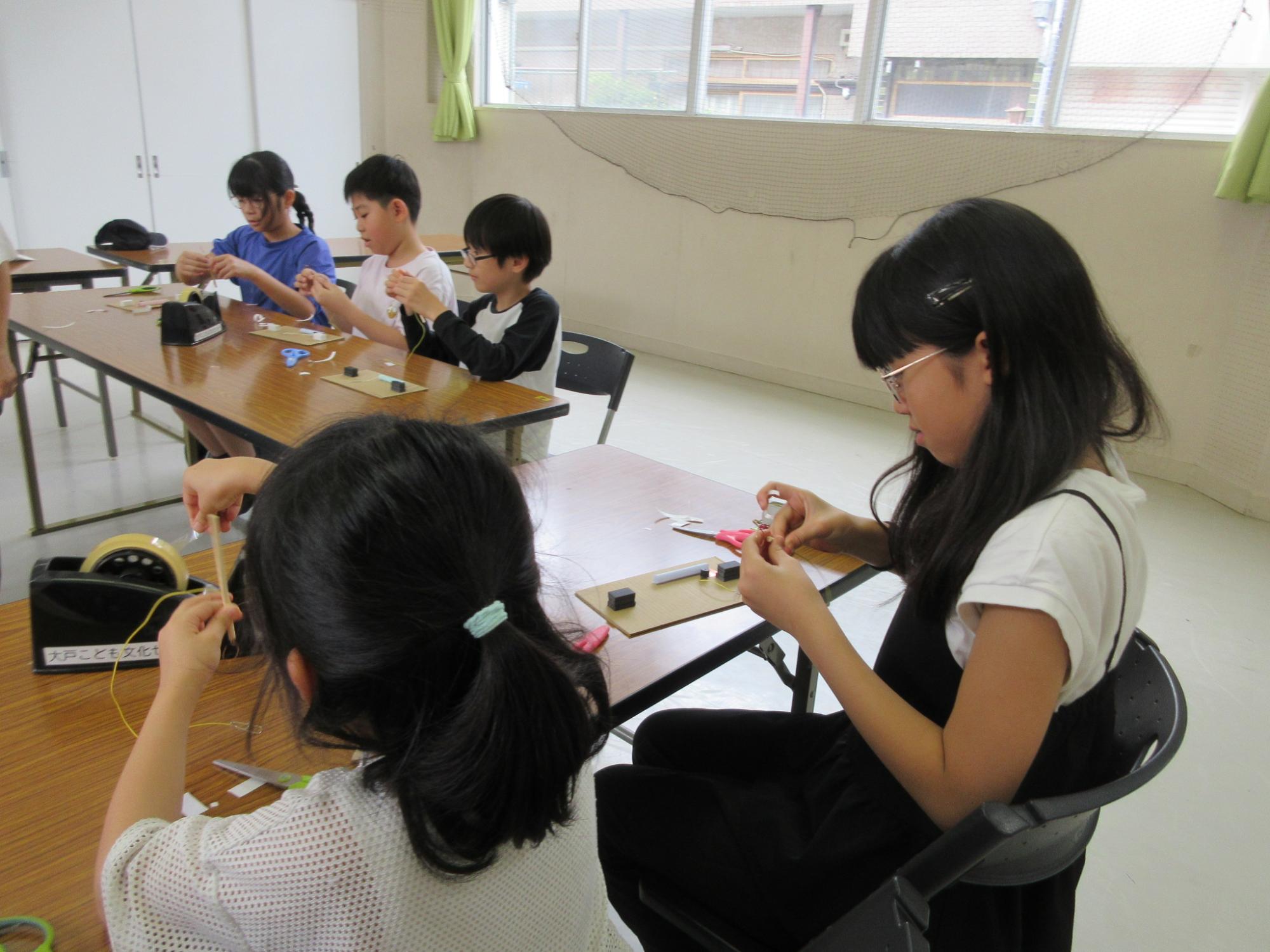 パーツをつける様子
