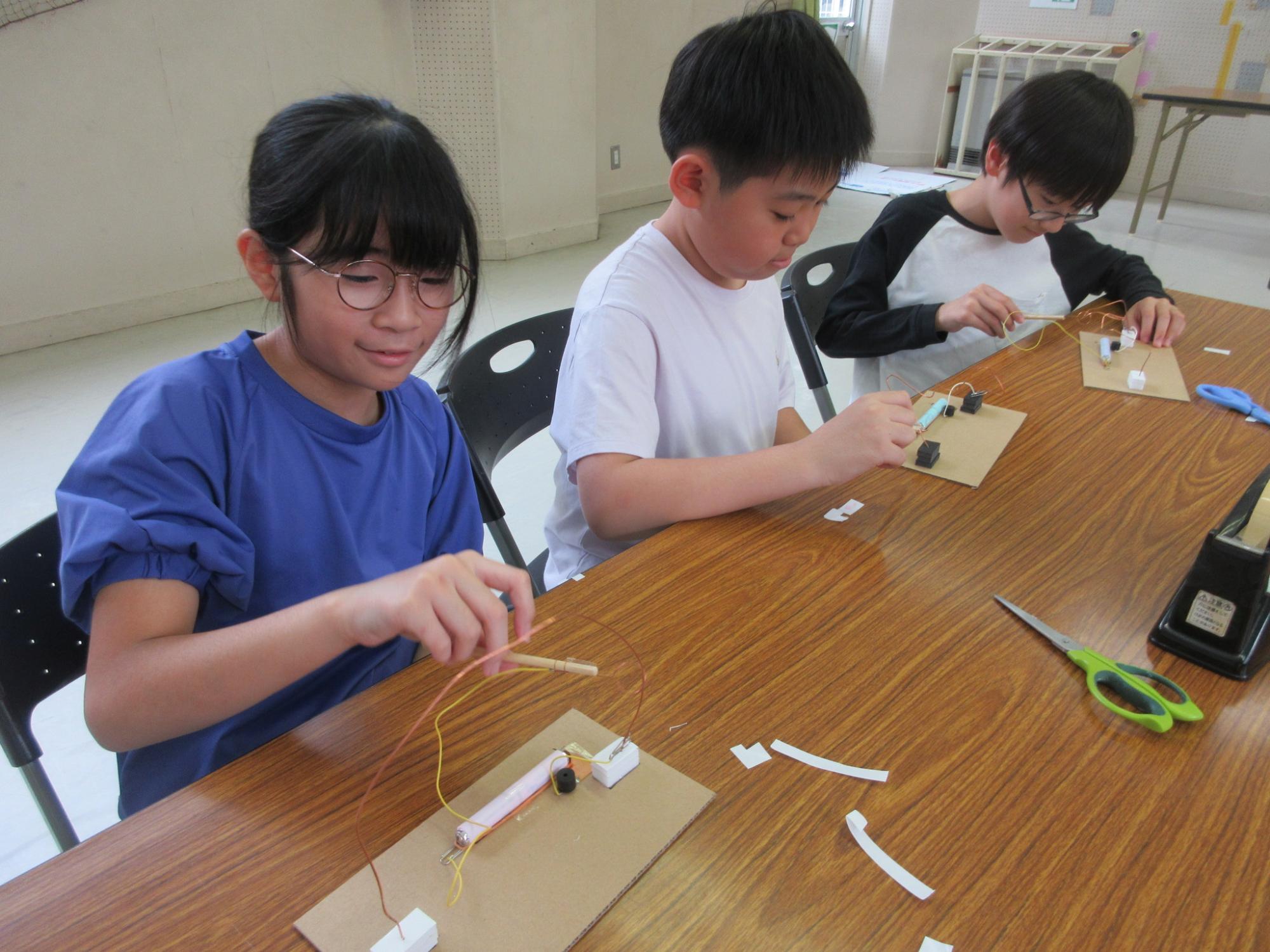 作った作品で遊んでいる様子