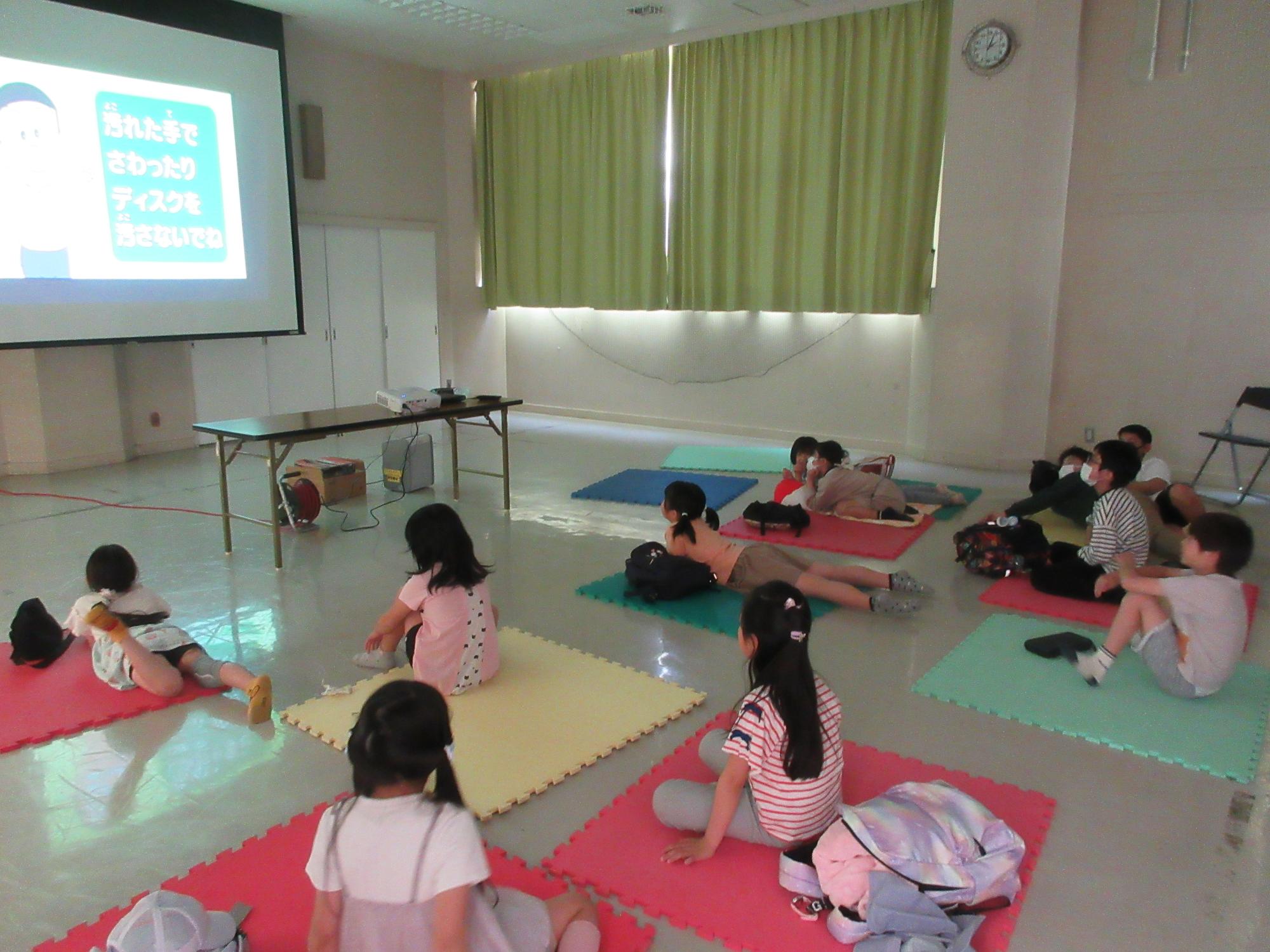 映画を観る子どもたちの様子その2