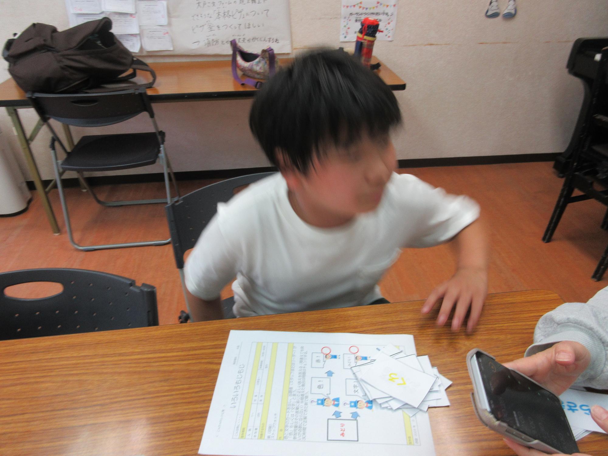 自分の出した結果に一喜一憂する子どもの様子の写真