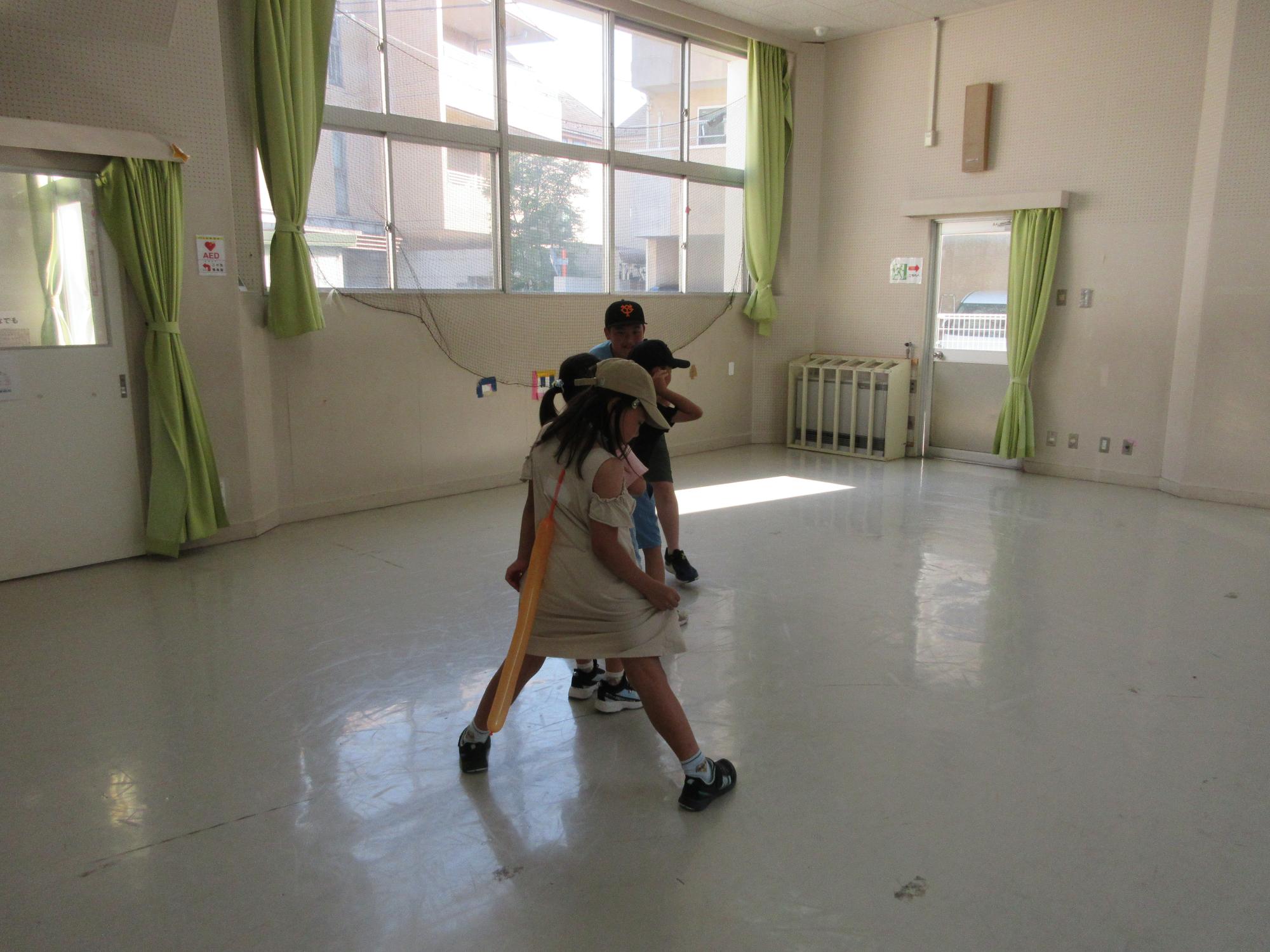 チームに分かれて、作戦会議をする子どもたちの様子の写真