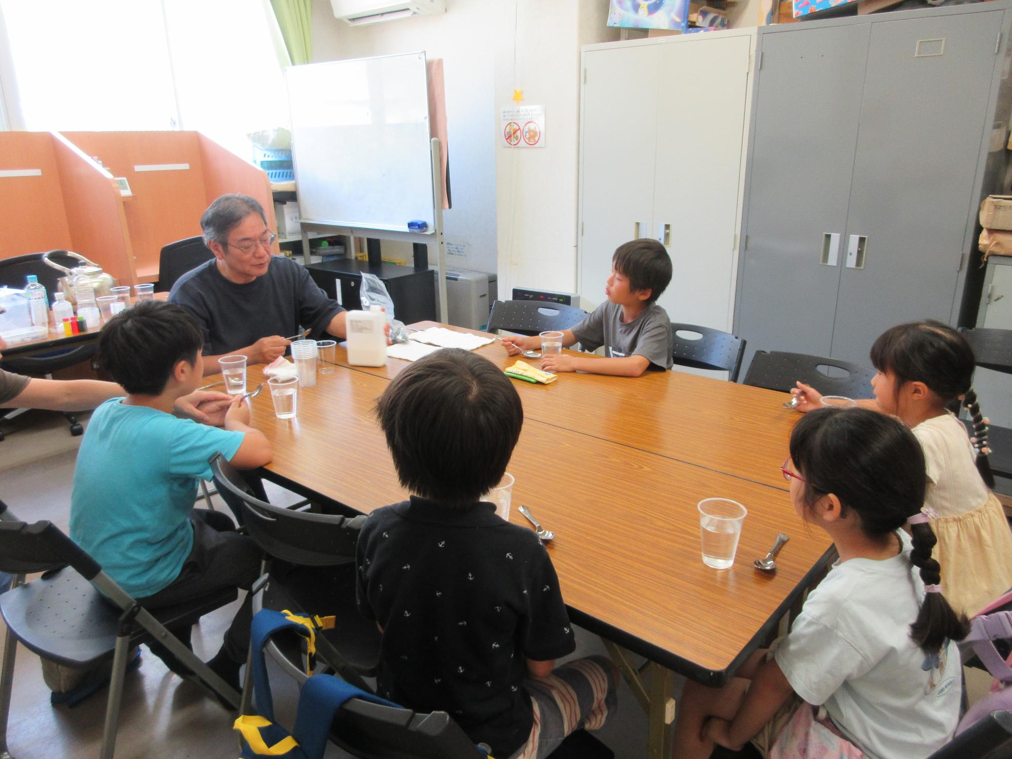 講師から説明を聞く様子