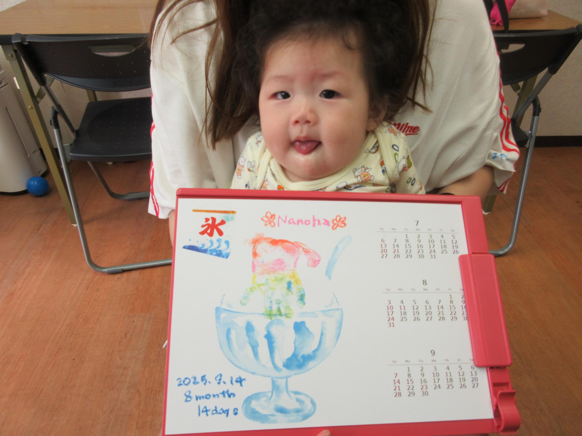 涼し気なかき氷の手形カレンダーを作成した親子の写真